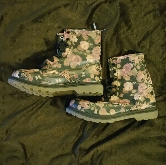 Arizona Jean Company Shoes - Arizona Floral Boots - Adorable Like New!❤🌹 Arizona Jean Company Shoes - Arizona Floral Boots - Adorable Like New!❤🌹
